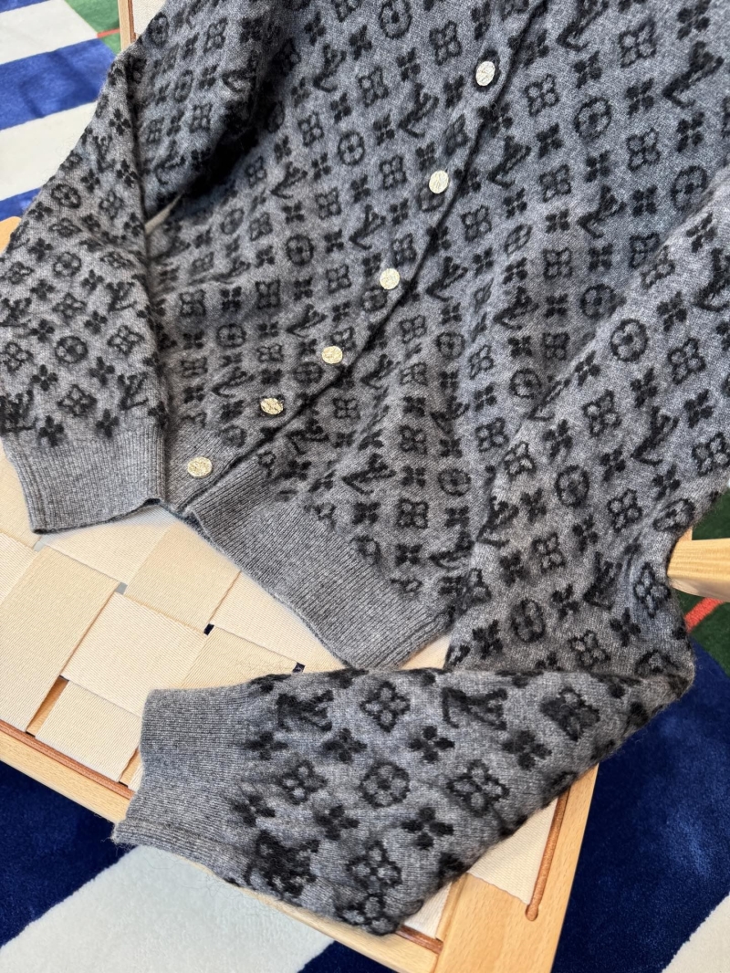 l0vis Vvtt0n sweaters